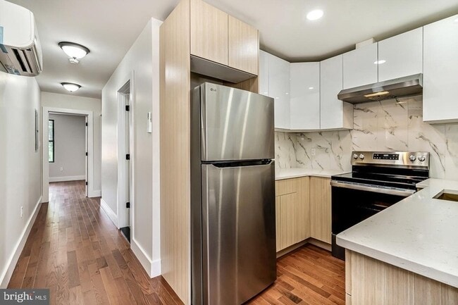 Photo - 182 E Huntingdon St House