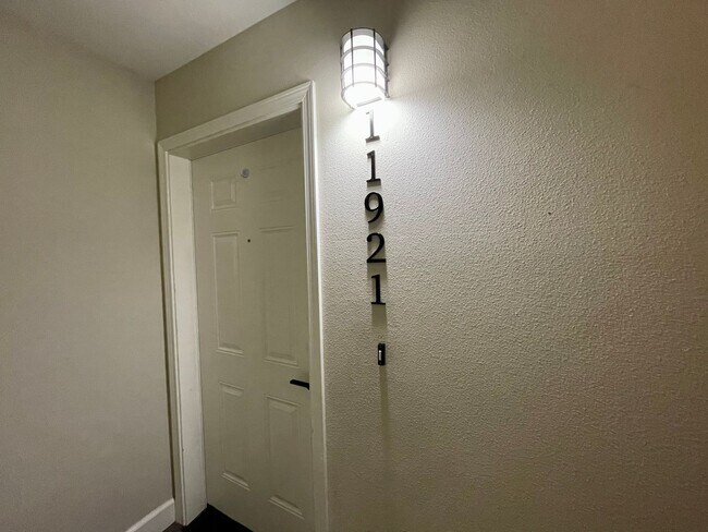 Foto del edificio - Incredible SE Hazelwood 2 Bedroom + 1 Bathroom Condo w/ included Garage and Washer & Dryer!!