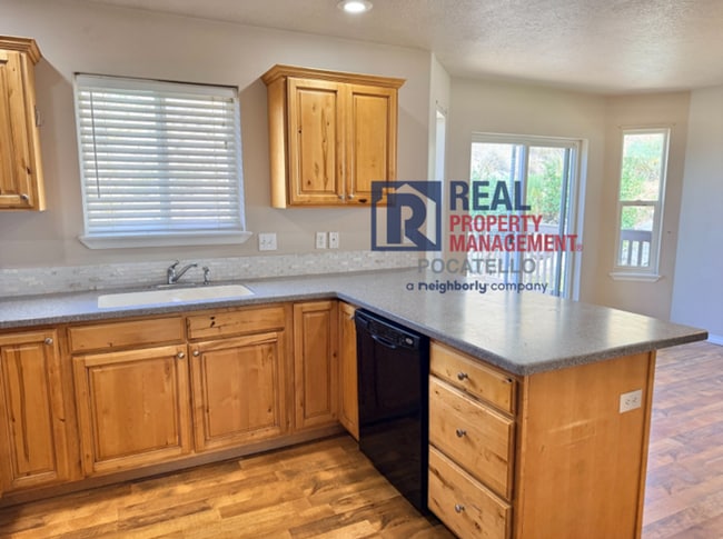 Building Photo - Beautiful 3 Bedroom 2.5 Bathroom Home For Rent