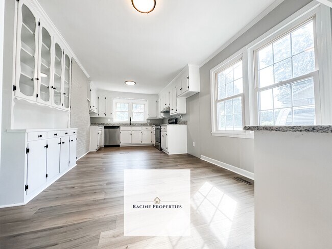 Building Photo - 207 Ivy Dr