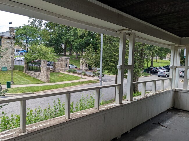 Foto del edificio - 1300 Rockhurst Rd
