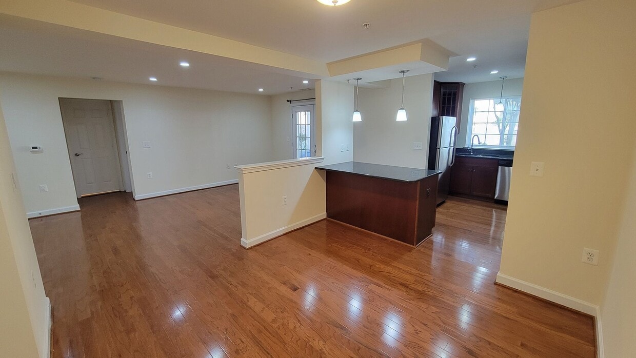 Gorgeous 1 Bed 1 Bath 1st Floor Condo In S... - Gorgeous 1 Bed 1 Bath 1st Floor Condo In S...