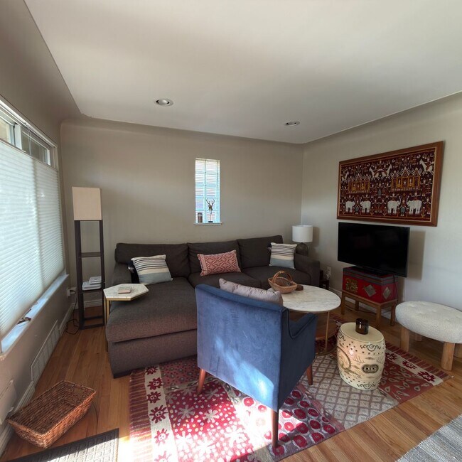 Foto del edificio - Fully Furnished Brick Duplex Near Northfield – Just Bring Your Clothes!