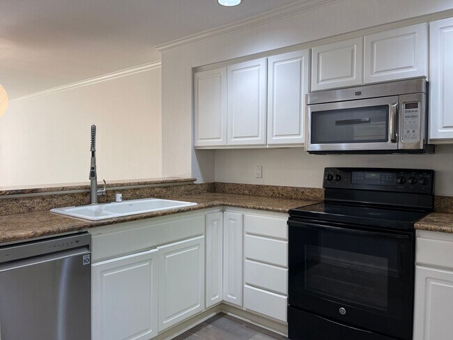 Foto del edificio - CLICK "REQUEST A TOUR" NOW!