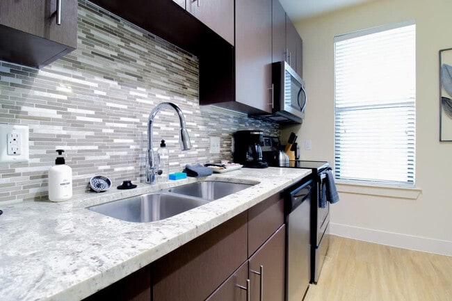 Building Photo - 1957 Fountain View Dr