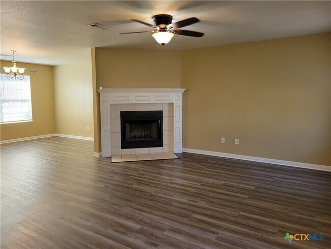 Building Photo - 2611 Echo Dr