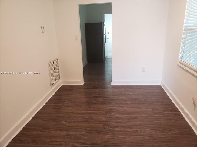 Foto del edificio - 920 NW 22nd Ct