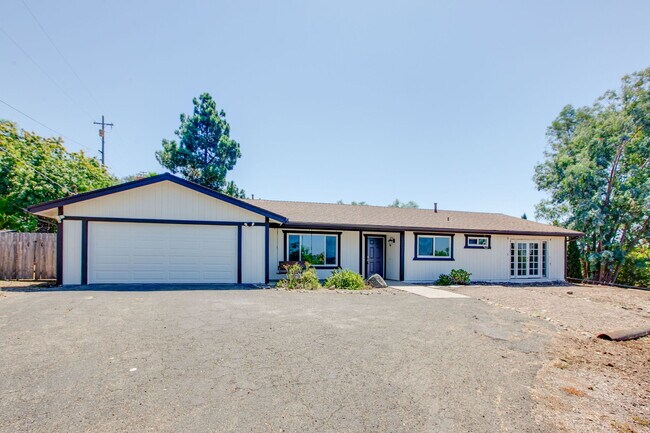 Building Photo - 325 Estrelita Dr