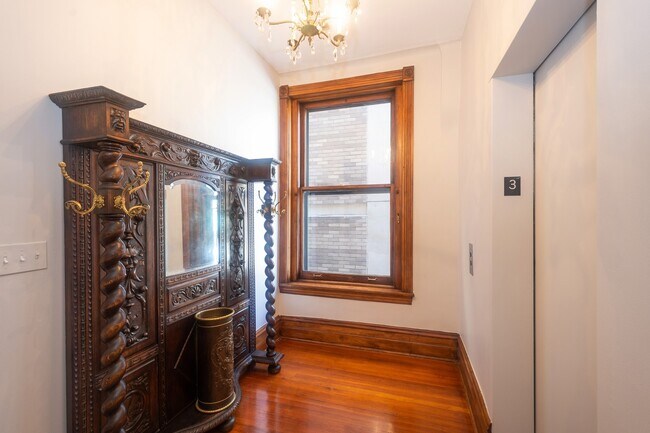 Building Photo - 42 E Cedar St