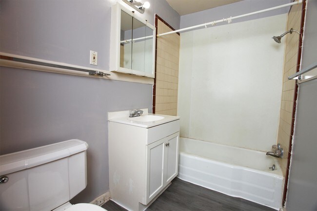 Foto del edificio - 6441-6445 E Castle Dr
