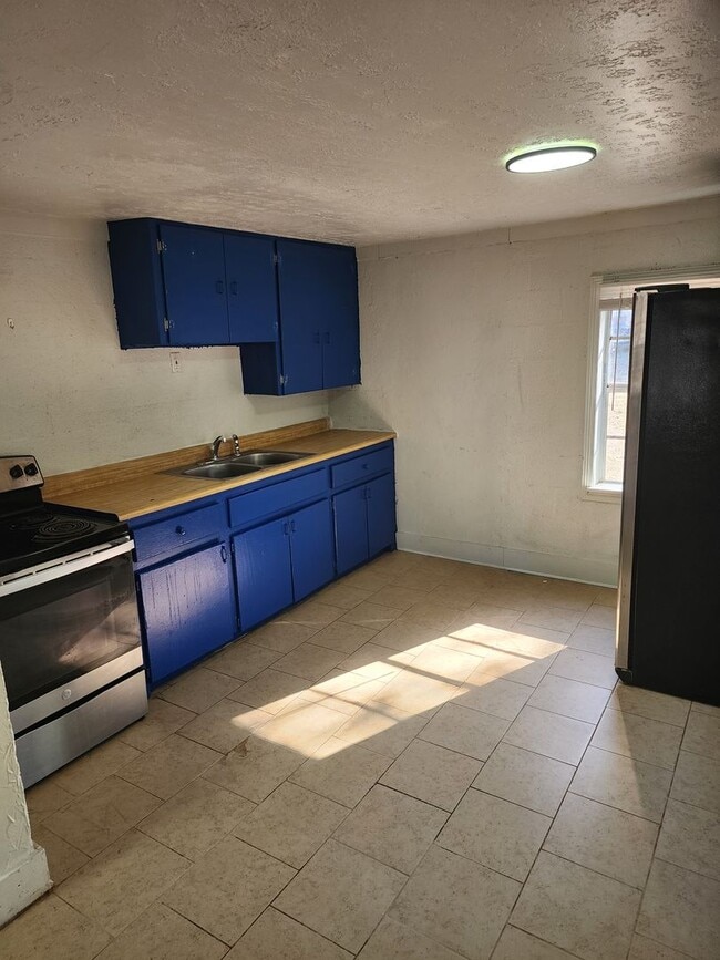 Building Photo - 2 Bed / 1 Bath Home for Rent – $850 (Utili...