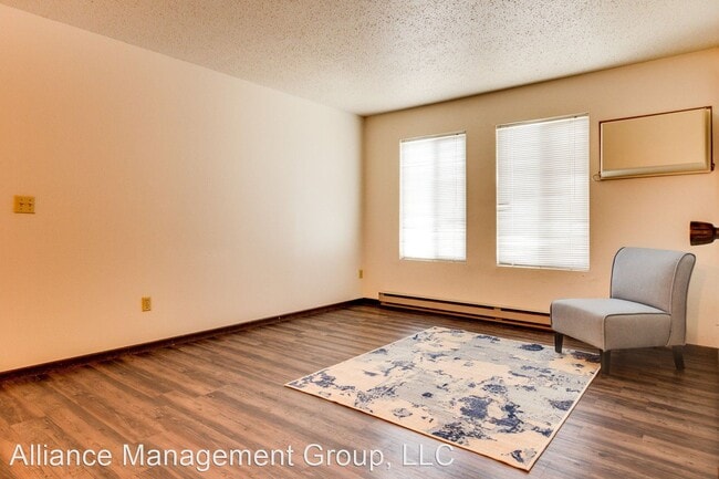 Building Photo - 901 10th Ave W