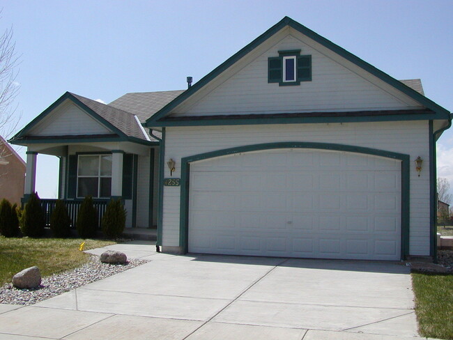 Main level living rancher in Briargate - Main level living rancher in Briargate House