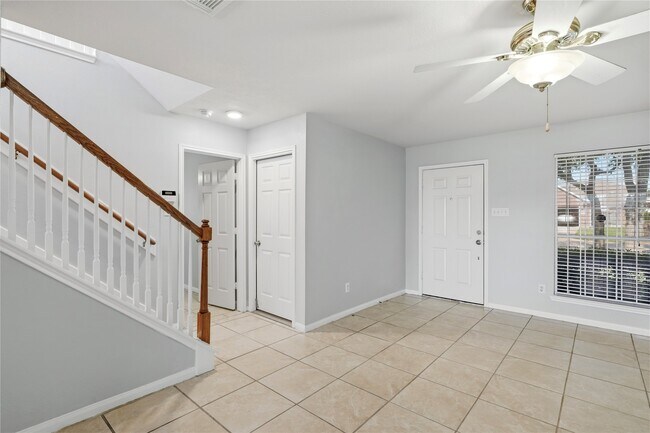 Foto del edificio - 7027 Waveland Dr