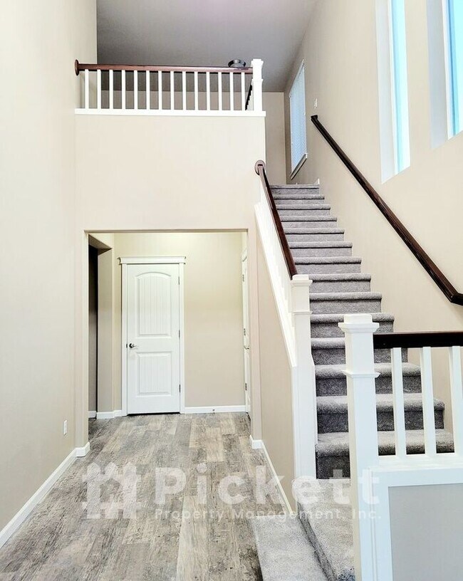 Building Photo - Large 4 Bedroom in South Kitsap