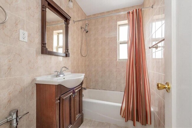 Foto del edificio - 85-04 63rd Dr