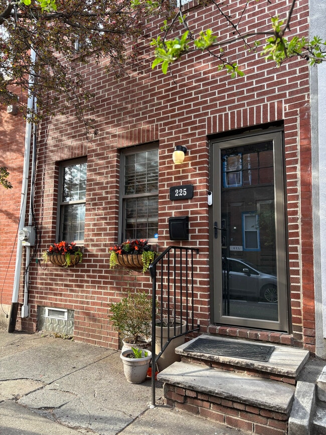 Building Photo - 225 W Wildey St