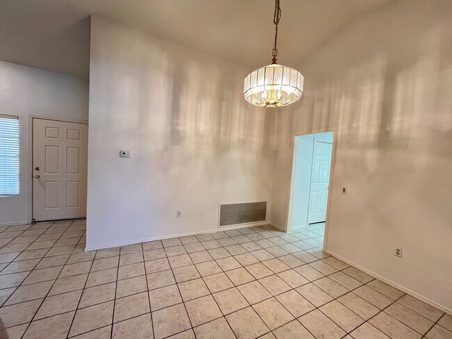 Building Photo - Single story- 2 beds and 2 bath with a den...