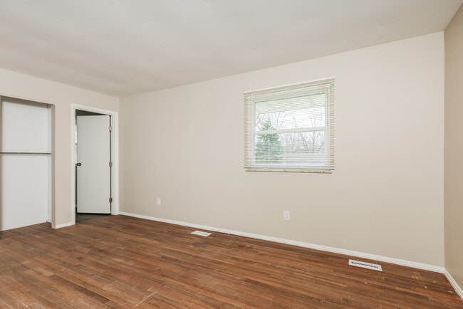 Building Photo - 9715 Stagecoach Dr S