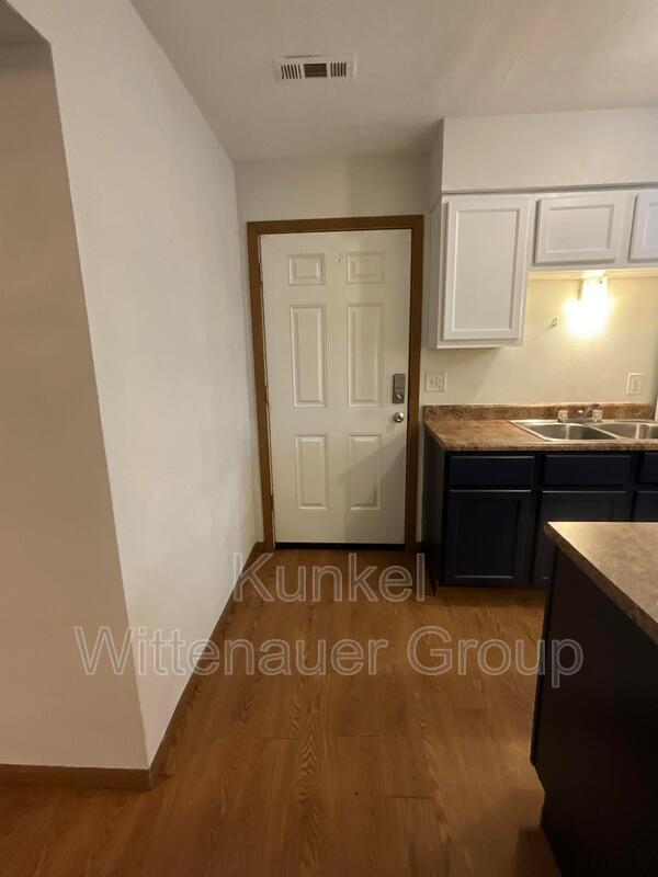 Foto del edificio - 1810-11 Jamestown Road