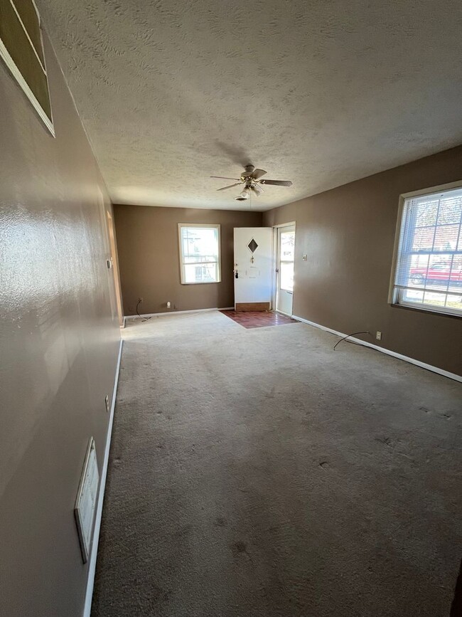 Building Photo - 2 bedroom, 1 bathroom House!