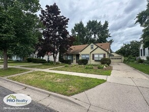 Building Photo - 701 W Cottage Ave