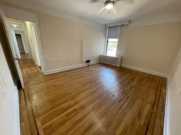 Building Photo - Beautiful and very spacious one-bedroom located in a charming building.