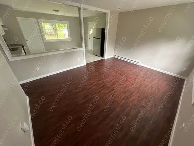Building Photo - 164 Burr St