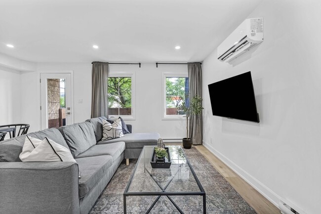 Building Photo - 887 Somerset St W