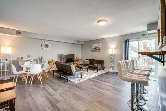 Building Photo - 600 Pacific Ave