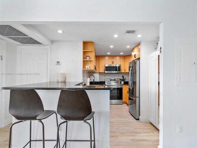 Foto del edificio - 10350 W Bay Harbor Dr