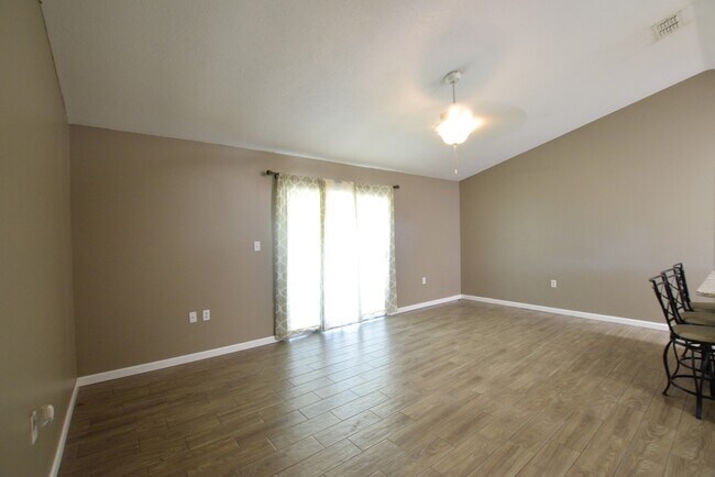 Foto del edificio - 870 Farrington Dr