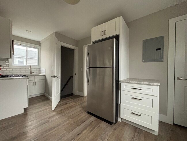 Building Photo - 355 River Dr