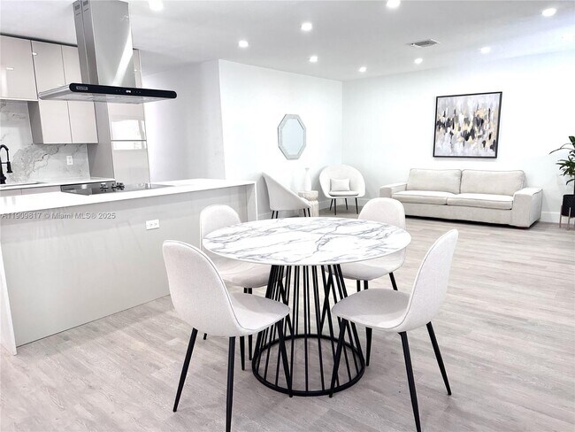 Foto del edificio - 2421 N 56th Terrace