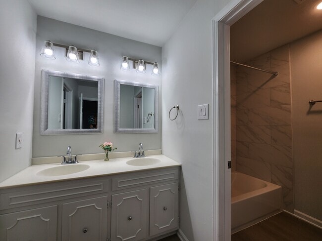 Foto del edificio - 17571 Graham St