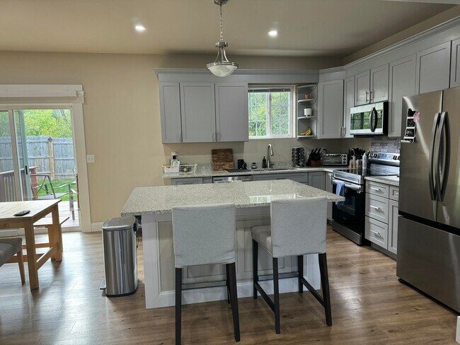 Building Photo - 6 Maple Vlg Ct