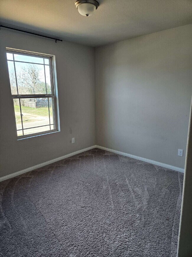 Foto del edificio - Spacious 4 Bed Home with Large Backyard Near Major Employers in Hempstead