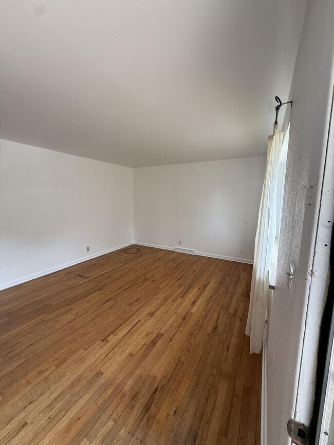 Building Photo - Charming Home Available Now!