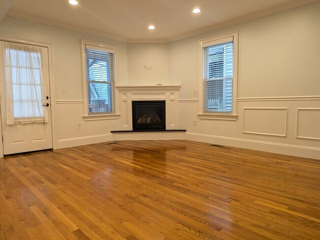 Building Photo - 460 E 6th St