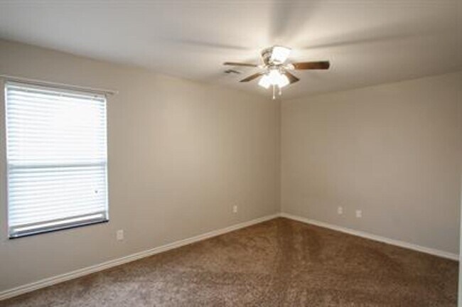 Building Photo - Come home in desirable Centerton neighborh...