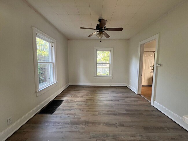 Building Photo - 3 bedrooms 1 bathrooms house for rent
