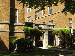 Building Photo - 7522 N Hoyne Ave