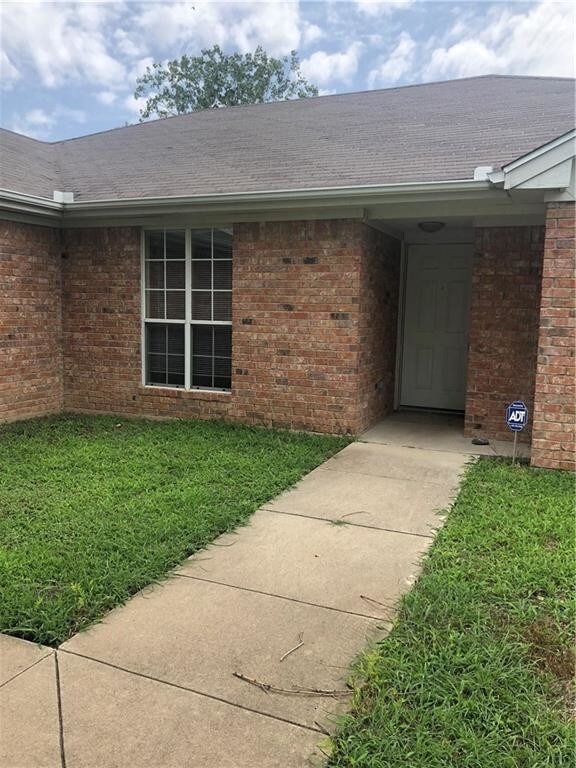 Building Photo - 4910 Lindsey Dr