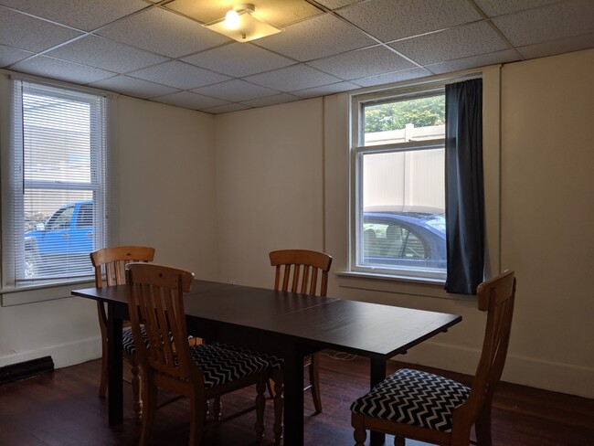 Building Photo - 215 Robin St