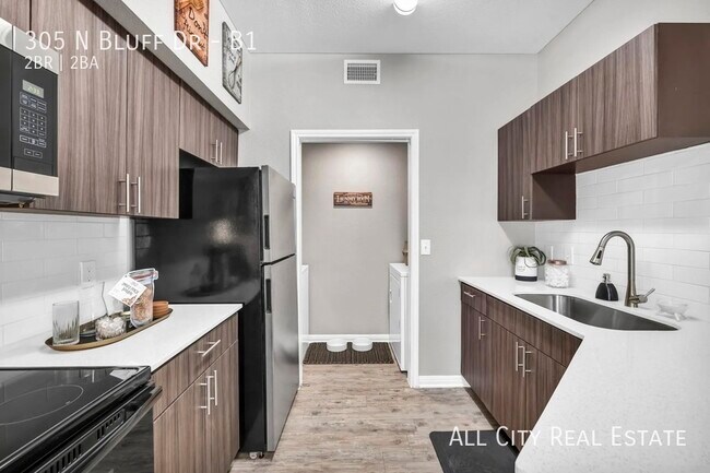 Foto del edificio - 305 N Bluff Dr