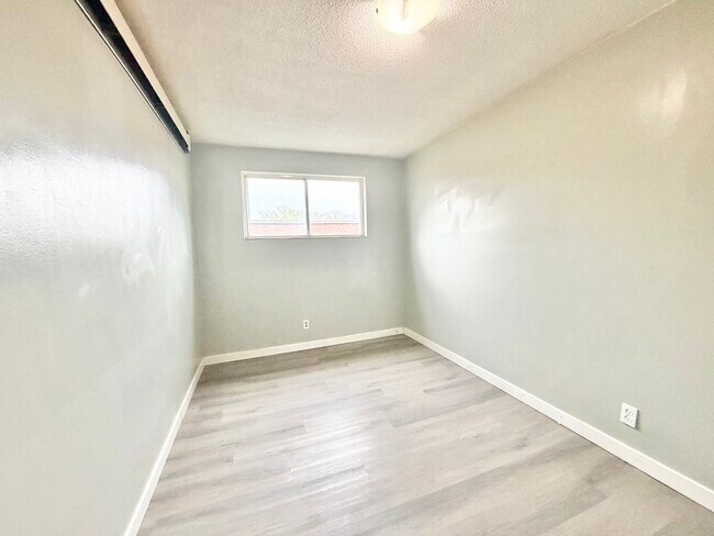 Building Photo - 2 BED - 1 BATH - APARTMENT - LONDON