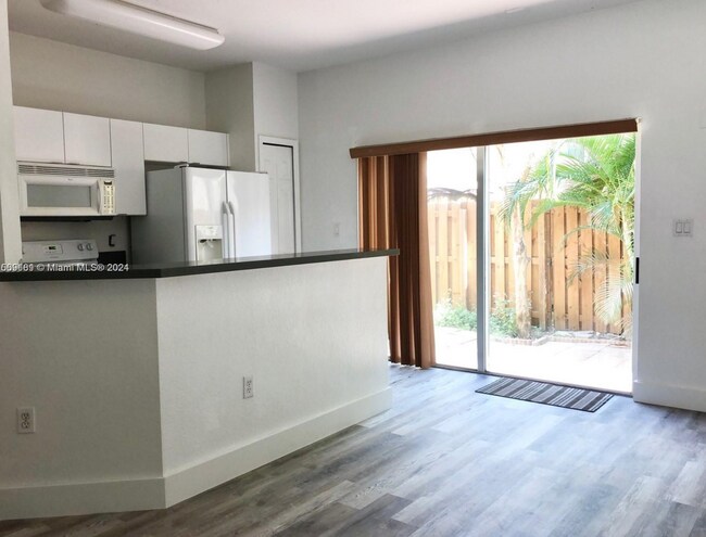 Foto del edificio - 8527 NW 108th Ave