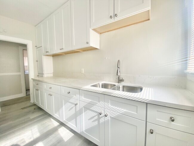 Building Photo - 240 S New Hampshire Ave