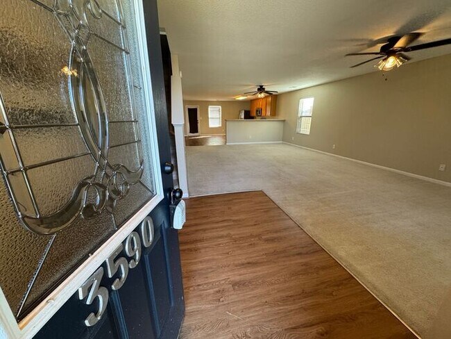 Foto del edificio - Your New Home for the Holidays—Tour Today!