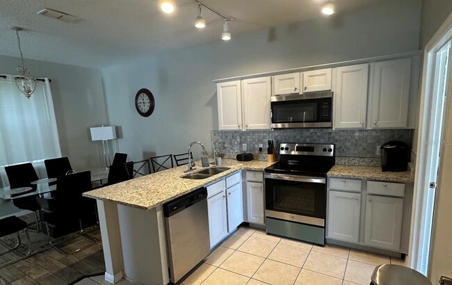Foto del edificio - 1737 Royal Ridge Dr